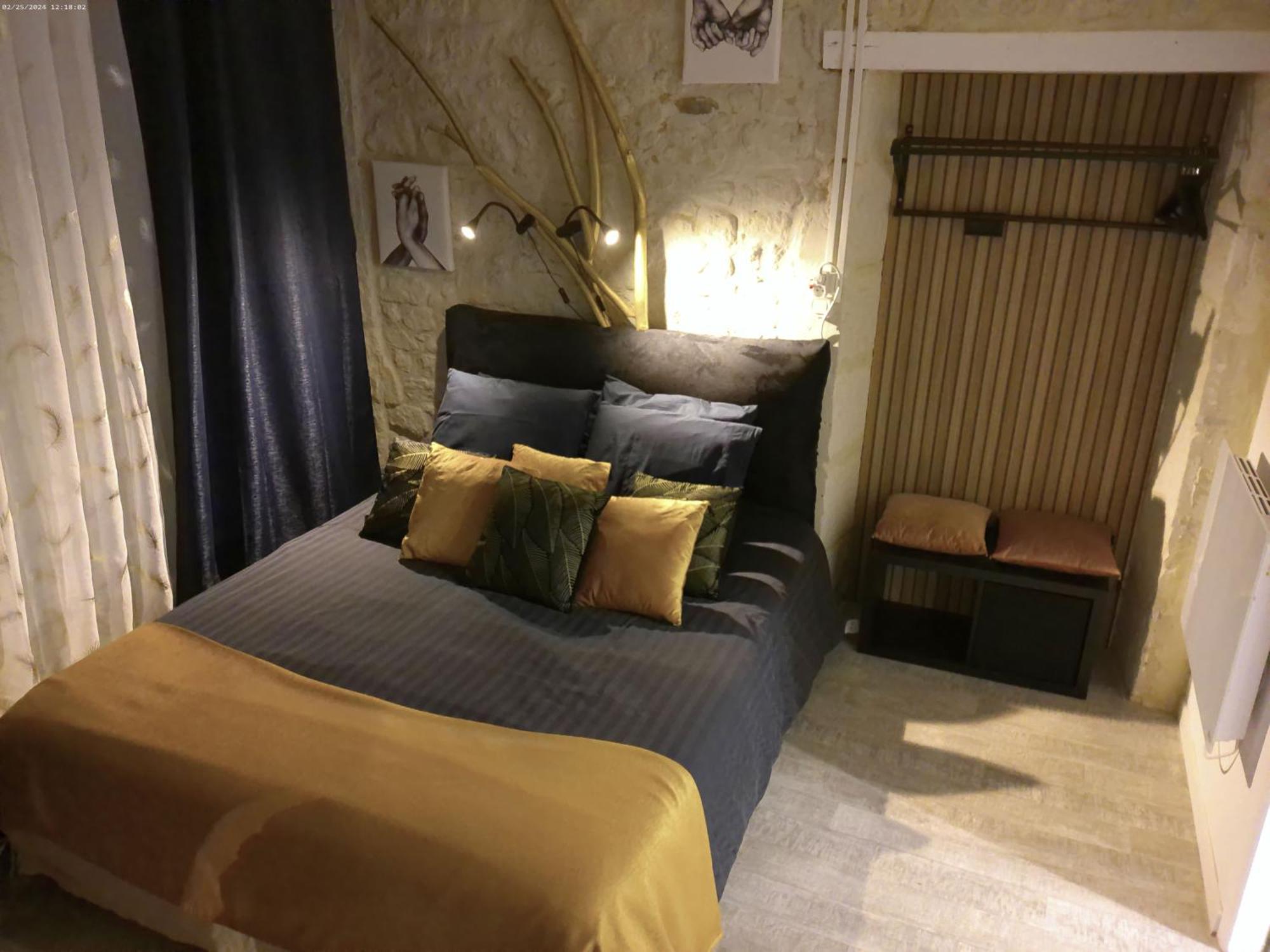 A 2 Pas D Azay Hotel Neuil Екстериор снимка